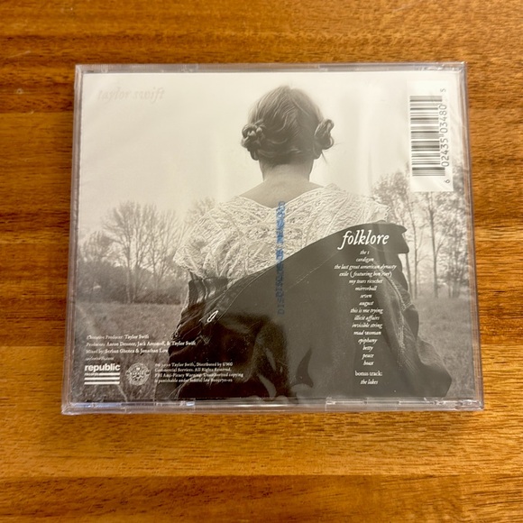Taylor Swift Folklore Sealed Autographed CD with Black Signature - Picture 2 of 2